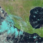 Ivo se alejó de Baja California Sur; el SMN mantuvo avisos por lluvias y oleaje en el noroeste