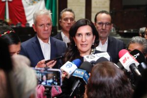 Kenia López Rabadán abre la puerta a Parlamento Abierto ante eventual reforma electoral