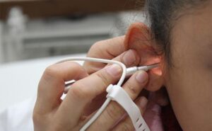 Sector salud despliega múltiples iniciativas: vacunación contra sarampión, estudio sobre obesidad infantil y programa de implantes cocleares