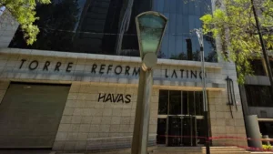 Mujer muere tras caer desde balcón en Torre Reforma Latino