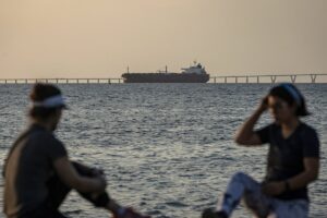 Trump afirma negociar con Irán mientras Teherán niega contactos directos y el petróleo supera los 100 dólares