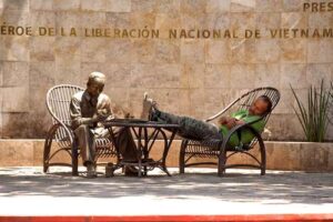 Descanso dominical junto a la estatua de Ho Chi Minh en el Centro de la Ciudad de México