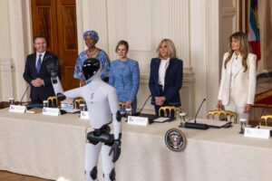 Melania Trump presenta robot humanoide en cumbre educativa en la Casa Blanca