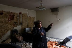 Irán amenaza con prender fuego a tropas de EU; balance sube a 2,076 muertos