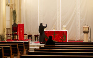 Israel impide al patriarca católico oficiar misa del Domingo de Ramos en el Santo Sepulcro