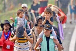Caravana migrante Génesis avanza por Chiapas y recibe atención humanitaria