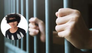 Familiares exigen juzgar como adulto a alumno de 15 años que asesinó a dos maestras en Michoacán