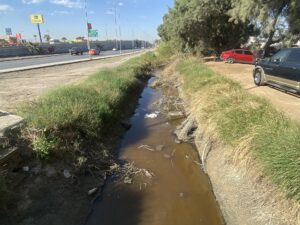 Denuncian descargas clandestinas en canales de riego y hallazgo de cráneo humano en Gómez Palacio