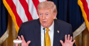 Trump celebra triunfo venezolano y bromea con anexión antes de la final del Clásico Mundial