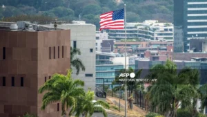 Francia vota en elecciones clave mientras Perú enfrenta crisis política y Rusia investiga crimen de futbolista