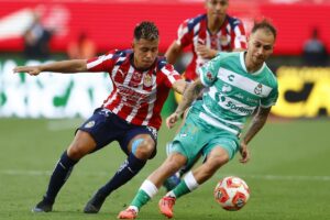 Chivas golea 3-0 a Santos Laguna con doblete de Armando González y se afianza en el tercer lugar