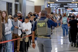 Despliega Trump agentes de ICE en aeropuertos de EE.UU. ante crisis de la TSA por cierre gubernamental