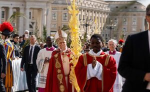 Papa León XIV llama a deponer las armas en Medio Oriente durante misa de Domingo de Ramos