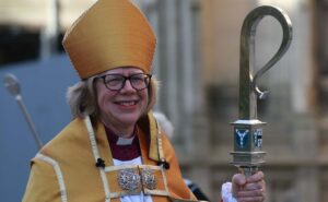 Sarah Mullally asume como primera arzobispa de Canterbury en ceremonia histórica