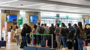 Sheinbaum destaca afluencia en AIFA; usuarios cuestionan veracidad de imágenes