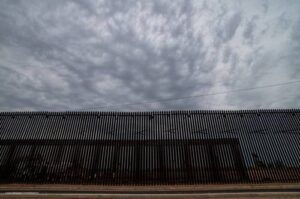 Trump acusa a migrantes de invadir zonas militares; 60% de cargos se retiran por falta de señalización