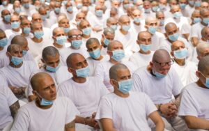 Inicia juicio masivo contra 486 presuntos líderes de la MS-13 en El Salvador por más de 47 mil delitos