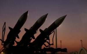 Irán amenaza a empresas tecnológicas de EU y escala tensión en Medio Oriente