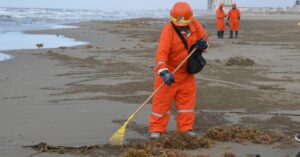 Derrame de hidrocarburos afecta a 25 mil pescadores y cae venta de mariscos en Semana Santa