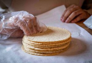 Sheinbaum y tortilleros discrepan sobre aumento en precio de la tortilla