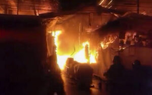 Incendio en puestos semifijos cerca del Mercado Sonora deja 100 locales afectados y un edificio destruido