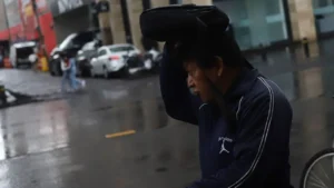 Frente frío 43 ingresa a México con lluvias, vientos y heladas; persiste onda de calor en el sur