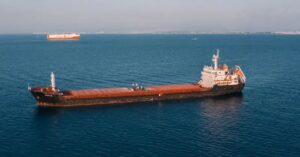 Trump anuncia operación militar en el Estrecho de Ormuz; Irán niega los hechos y amenaza con contraataque