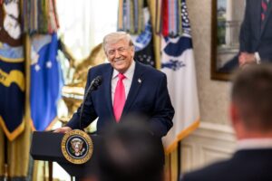 Trump propone billete de 250 dólares y Arco del Triunfo mientras su popularidad cae al mínimo