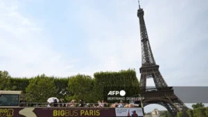 Torre Eiffel y Louvre adelantan cierre por ola de calor en Francia