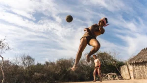 Arqueólogo destaca mural en Teotihuacán con variante del juego de pelota usando el pie