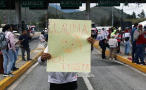 CNTE mantiene huelga y anuncia refuerzo de plantón en CDMX tras rechazar propuesta de pensiones