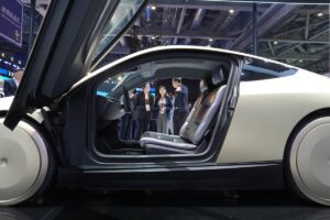 Analistas financieros cuestionan la sobrevaloración de Tesla y especulan sobre fusión con SpaceX