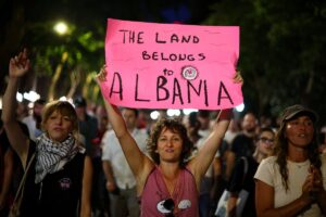 Protestas en Albania frenan proyectos inmobiliarios de lujo de la familia Trump