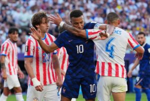 Francia vence a Paraguay con gol de penalti de Mbappé y avanza a cuartos de final