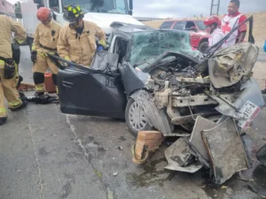 Accidente en vía rápida de Tijuana deja tres lesionados y una persona atrapada