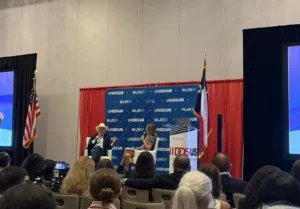 Ken Salazar llama a la unidad de la comunidad latina en EU durante presentación de su libro en Austin