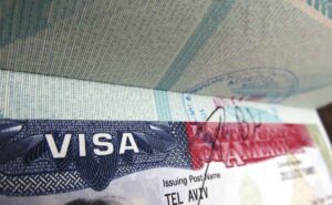 EU limita visas a cuatro años y arrestan a veterano por ataque contra oficina de ICE en Nueva York