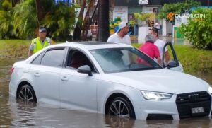 Tormenta eléctrica inunda tramo de la Costera Miguel Alemán en Acapulco; activan Plan DN-III