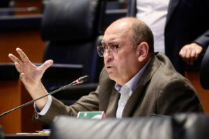 Presenta Rubén Moreira iniciativa para prohibir cancelación automática de vuelos de conexión