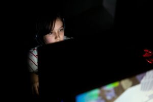 Psicólogos y expertos alertan de los riesgos de los ‘amigos digitales’ con IA para la salud mental adolescente