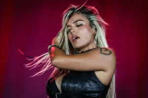 Karol G dona un millón de dólares a concierto benéfico por terremoto en Colombia