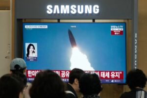 Corea del Norte dispara una decena de misiles de corto alcance hacia el mar de Japón