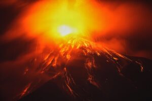 Erupción del Volcán de Fuego en Guatemala obliga a evacuar a 659 personas y mantiene alerta anaranjada