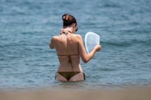 El bikini tanga se consolida como la tendencia dominante del verano 2026 en Europa