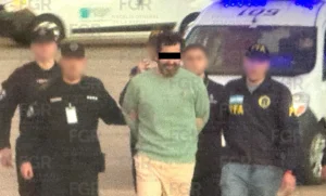 FGR traslada a Fernando Farías del AICM al penal del Altiplano tras su llegada desde Argentina
