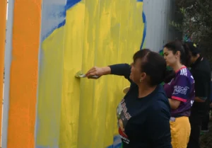 Plasman mural de 25 metros en muro fronterizo de Tijuana para visibilizar a madres buscadoras