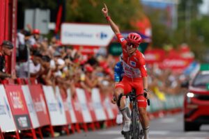 Pogacar se impone a Enric Mas en la etapa de la Vuelta a España con final en Castellón